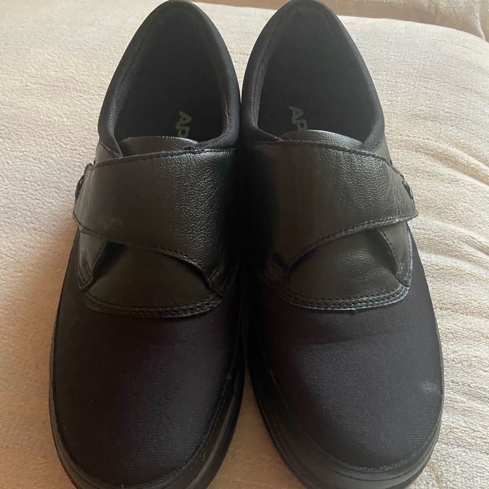 Apex shoes therapeutic black good condition walking shoe velcro top easy fit on
